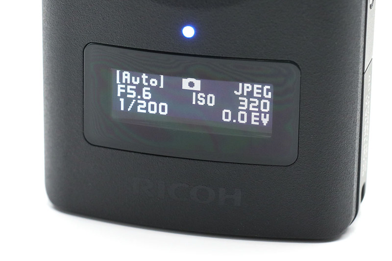THETA Z1のシャッターボタン側下部にある表示パネル。本体にこういったディスプレイが搭載されたのはシリーズ中THETA Z1が初めてです。操作ボタンは4つあり、表示パネルと併せて使いやすい。ちなみに従来機種では本体やボタンのLED点灯色などで状態を確認できましたが、使用感としては「やや戸惑う」という感じ。THETA Z1ではそういう小さな戸惑いがなくスムーズに操作・状態確認を行えます。