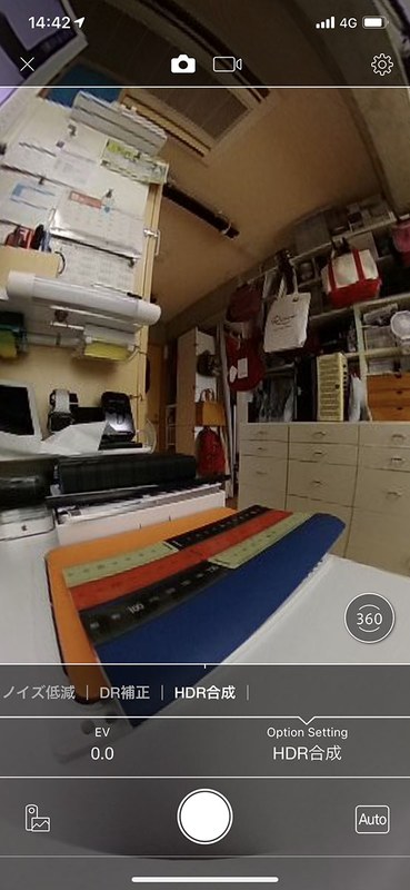 主に撮影時に使う<a href="https://theta360.com/ja/about/application/basic.html" class="strong bn" target="_blank">「RICOH THETA」アプリ</a>の表示例。撮影自体は容易ですが、細かな機能を使いこなそうとするとある程度の慣れが必要です。撮影以外に、全天球イメージの閲覧や共有も行えます。