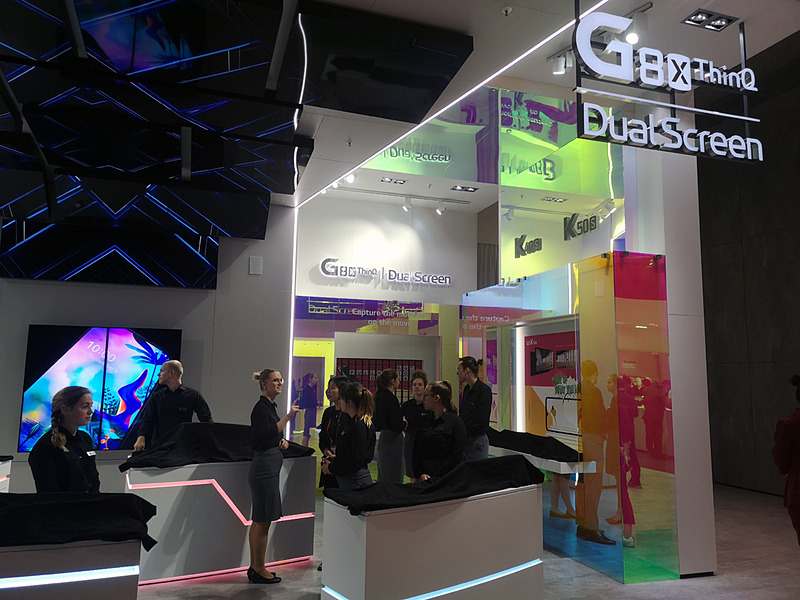 ブースや新製品は5日に公開されたが、なぜかスマートフォンだけは文字通り、ベールに包まれたままだった