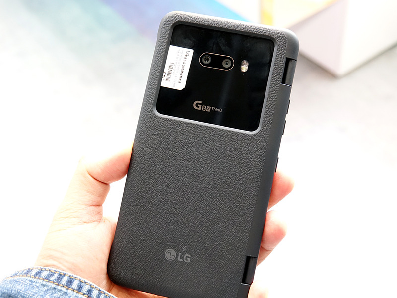 カバーを装着して、デュアルスクリーン化できる仕様