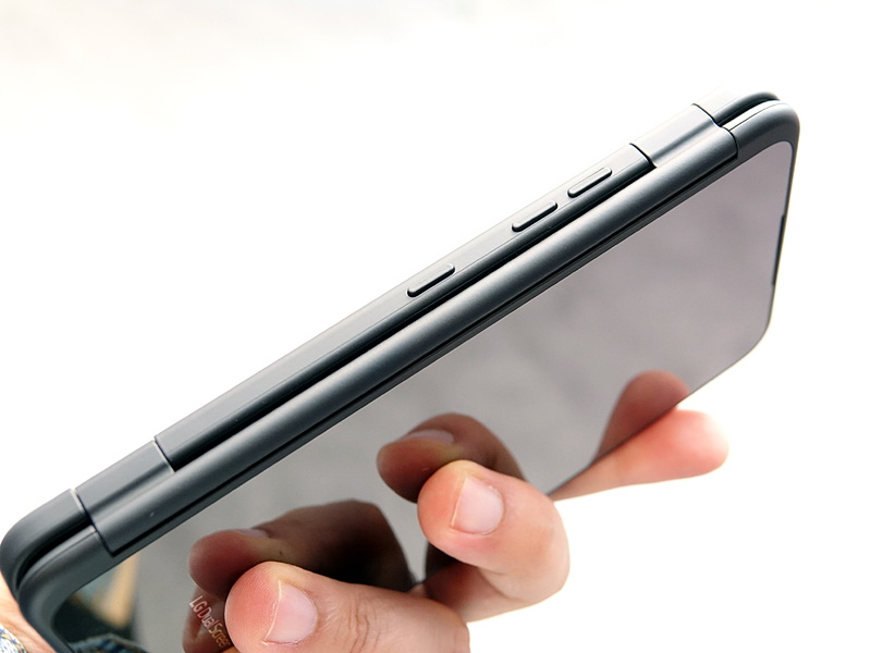 デュアルスクリーンカバー装着時の厚み