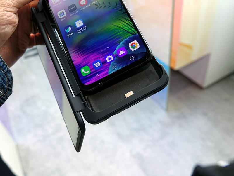 ケースと本体は、専用の接点ではなく、USB Type-Cで接続する