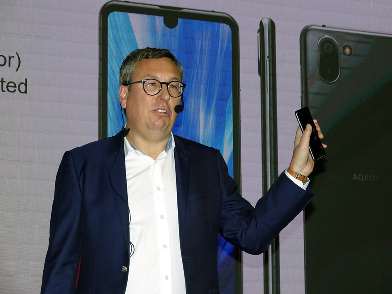 AQUOS R3の投入を発表したシャープ。写真は、欧州法人のバイスプレジデント、サッシャ・ランゲ氏