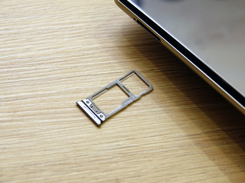 デュアルSIMは、日本版のAQUOR R3にない仕様だ