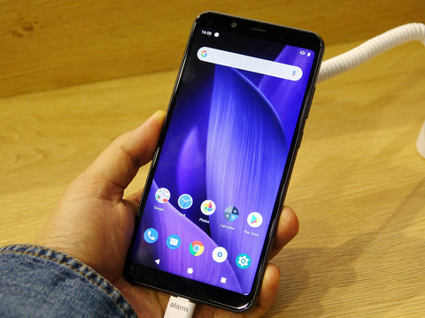 シャープが「AQUOS R3」を欧州に投入、廉価ハイエンドの「AQUOS V」も