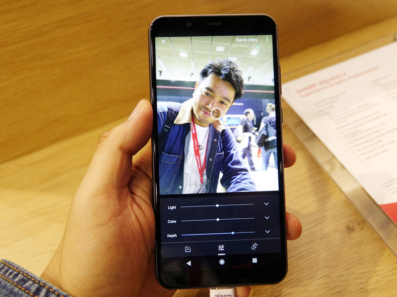 デュアルカメラを搭載し、人物撮影時に背景をボカすことが可能。カメラは2つとも13メガピクセル