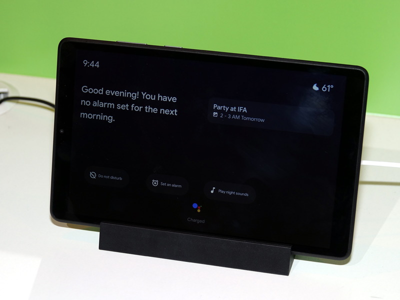 充電時に、アンビエントモードが起動。Googleアシスタントが必要な情報を表示する