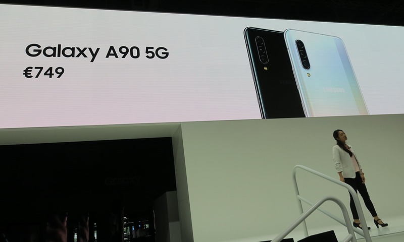 価格は749ユーロ。他の5G端末に比べると、手頃な価格を設定