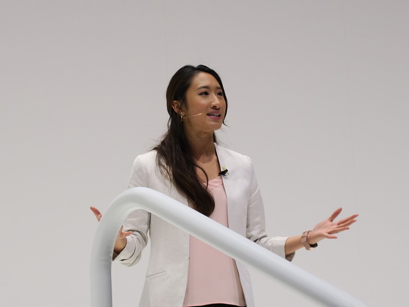 スマートフォンのプレゼンテーションはサムスンヨーロッパのNicole Ng氏が担当