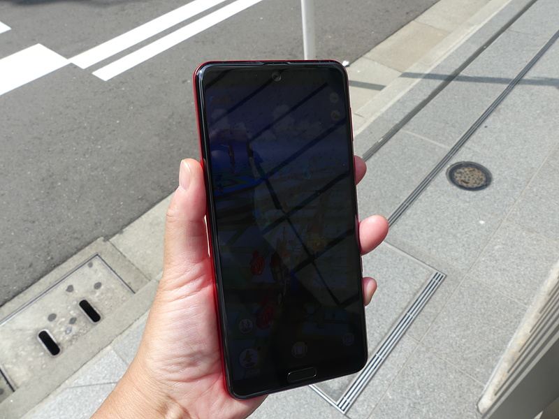 早速、魔法同盟で屋外でのディスプレイの見え方をチェックしてみたのですが、うまく撮影できませんでした……。私の印象としては、さすがのPro IGZOでも直射日光では少し見えづらくなりますが、色が濃くてはっきりしています。日差しの下でも見やすくする「アウトドアビュー」の効果もあるかもしれません。