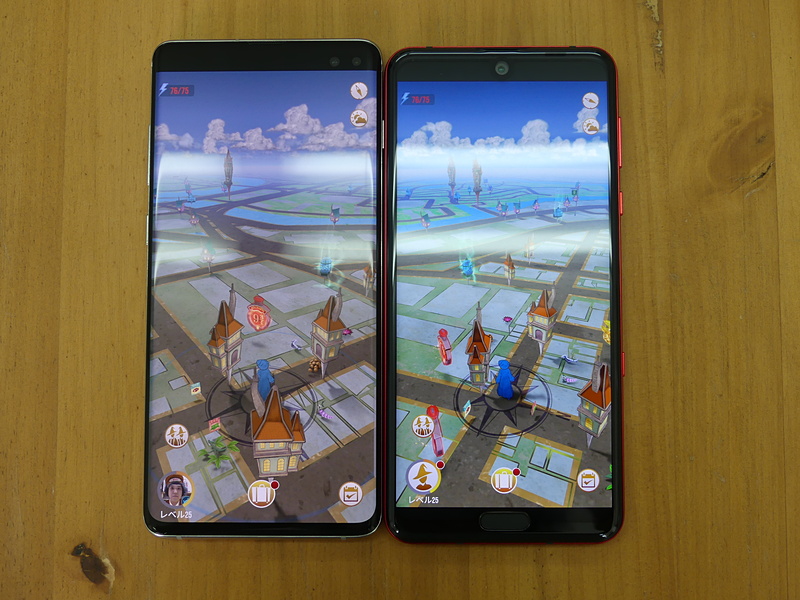 屋内で、ちょうど近くにあったGalaxy S10+（左）と並べて、最大輝度にして見え方を比較してみました。両方とも非常にきれいですが、AQUOS R3の方が色が濃く見えます。Galaxy S10+は炎天下の屋外でもかなりきれいに明るく見えますが、AQUOS R3より少し色が白っぽいです。