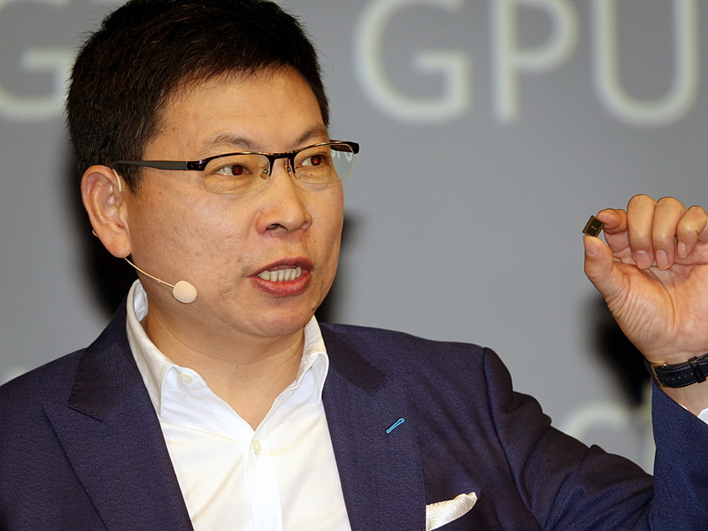 Kirin 990を掲げるリチャード・ユー氏