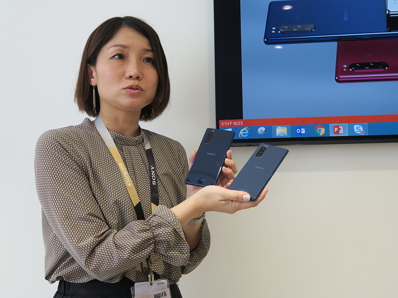 デザインや背面の仕上げなどを解説したソニーモバイルのデザイナー 村井薫氏