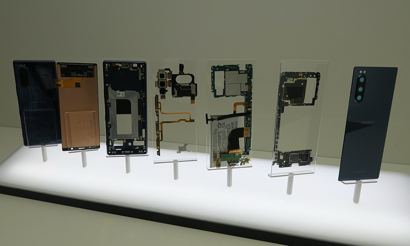 本体の分解展示。Xperia 1とほぼ同等のハードウェアがコンパクトなボディに凝縮されている