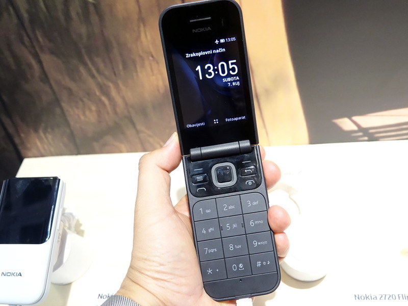 折りたたみ型のNokia 2720