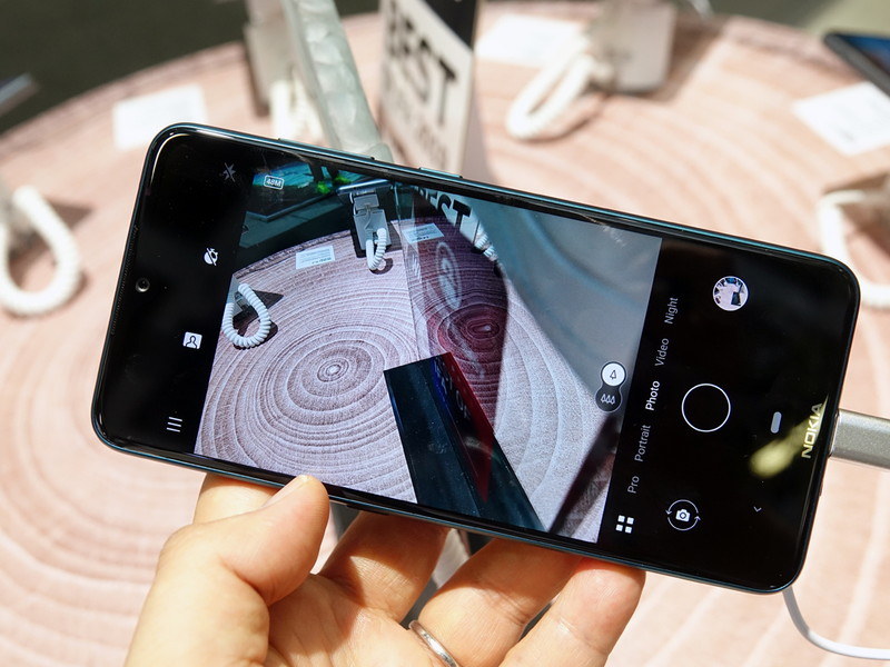 トリプルカメラ搭載で、標準と広角を切り替えられる