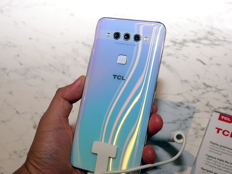 背面にトリプルカメラを備える