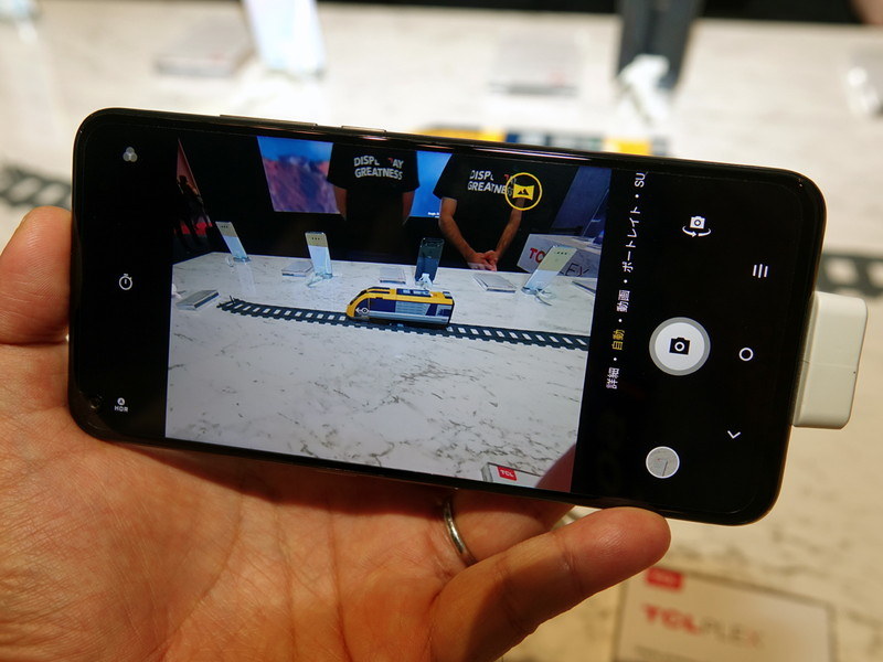 標準カメラと広角カメラは、ワンタッチで切り替え可能