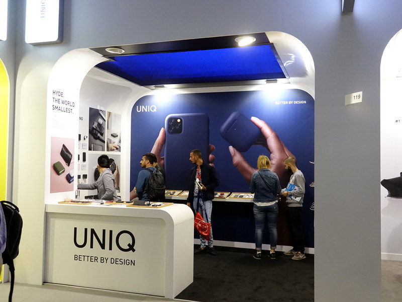 ブースのメインビジュアルに、新型iPhoneを使っていたメーカーも