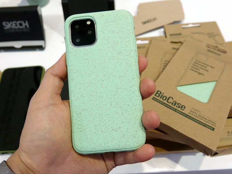 背面の左上には台座のようなパーツがあり、その中に3つのカメラが収められている