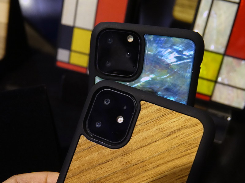 iPhone XRのみデザインが異なっていた昨年とは異なり、新型iPhoneはデザインをそろえるようだ。ただしiPhone XRの後継機（下）は、デュアルカメラの模様