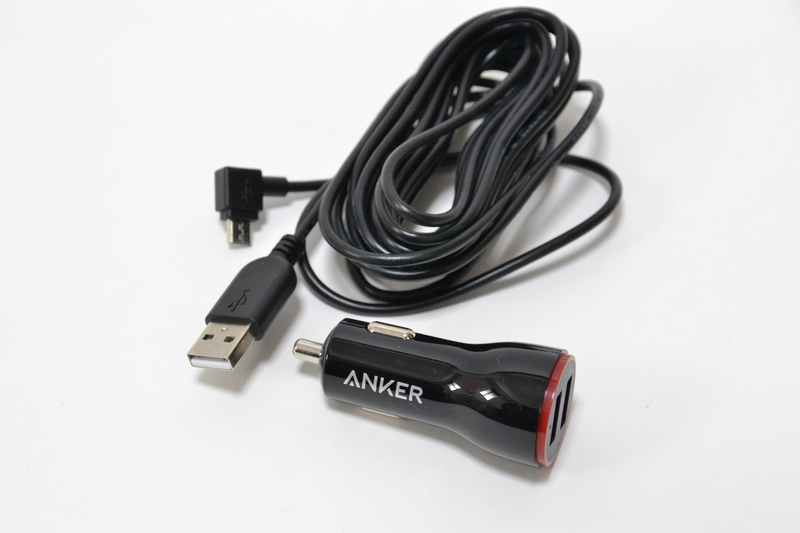 Anker製「Power Drive 2」が同梱される。空きポートはスマートフォンの充電にも使える