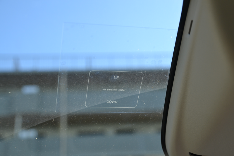 先に静電吸着シートをフロントガラスに貼り付ける