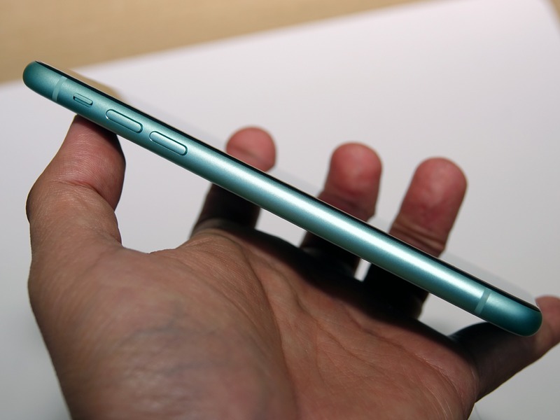 フレームにはアルミを採用する。ボタンなどの配置はiPhone XRと同じ