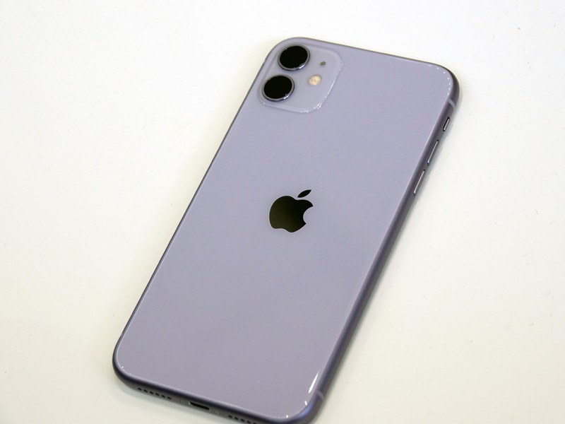 背面はガラス素材で、パープル、グリーン、イエローは薄い色合い