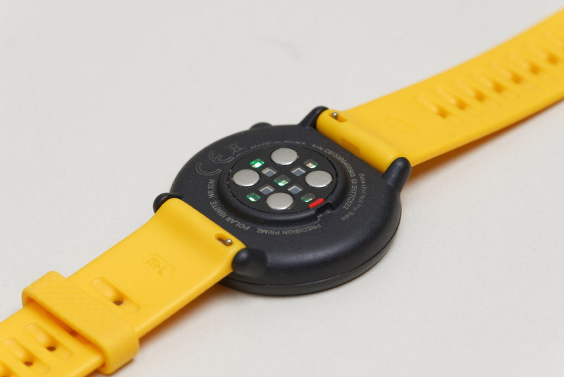 背面には心拍センサーなど