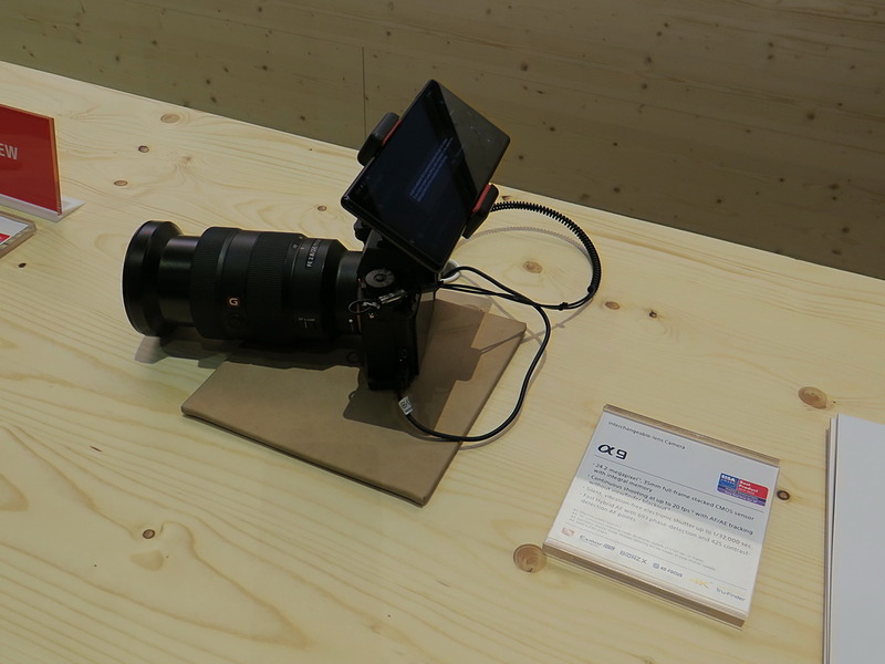 ソニーのデジタル一眼レフカメラ「α9」に装着したXperia 1