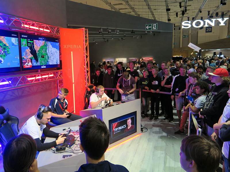 ソニーブース内ではeスポーツのデモが大盛況