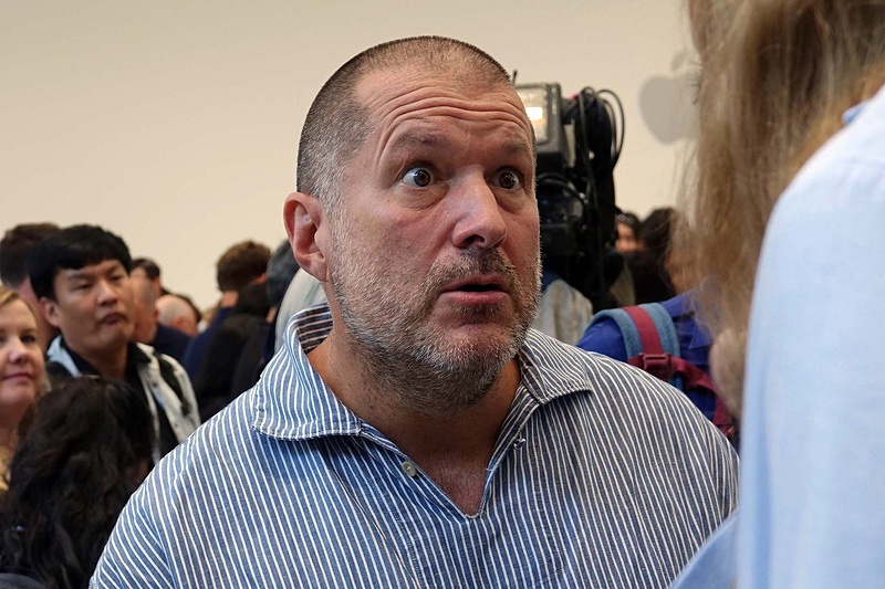 退職するデザイナーのジョナサン・アイブの姿も