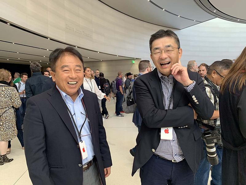 ソフトバンクの榛葉淳副社長（左）とKDDIの高橋誠社長（右）