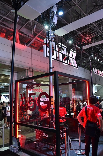 ブースの端にある5Gアンテナ。実際に稼働中