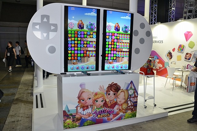 最新端末のP30でゲームを遊べるコーナーも用意されている