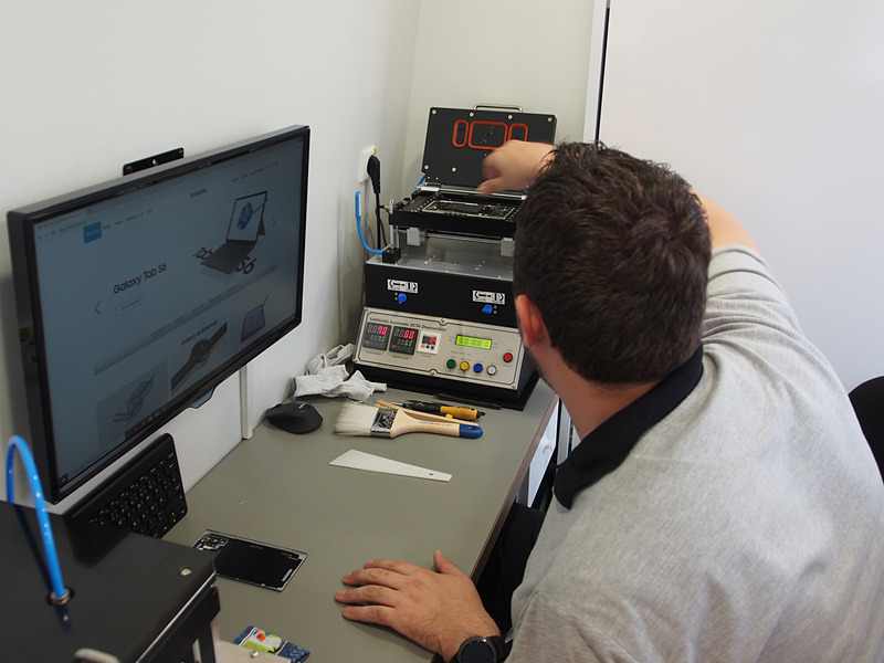 実際に修理を実施、1時間程度で終わるので来場者にも好評だった