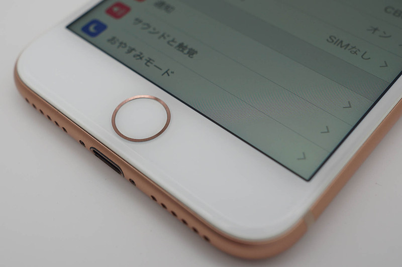 Touch IDセンサを内蔵するホームボタン。マスクをしてても使えるなどの利点がある