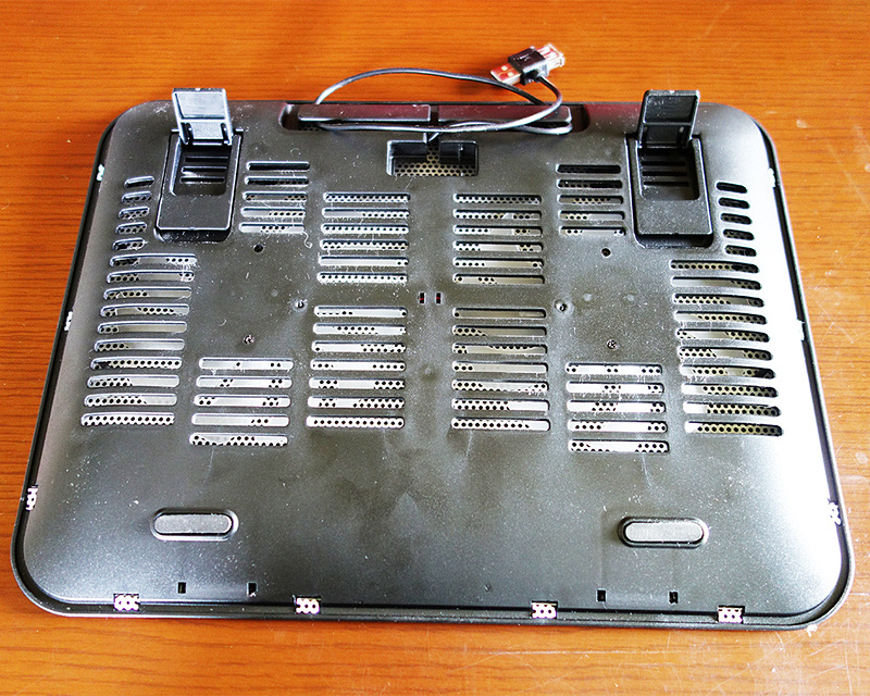 底面。2段階に角度をつけられるようになっており、同体内に2機のファンを備えています