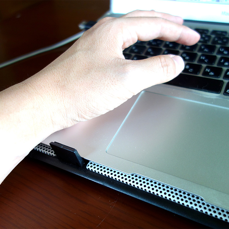 そのまま作業しようとすると手首と干渉します。外付けキーボードを使うなどしたほうが良さそう