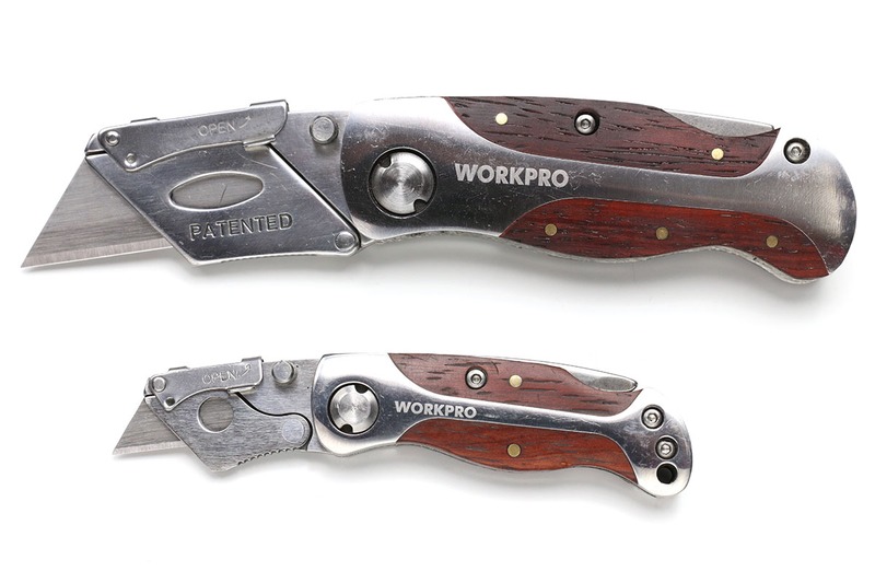 WORKPROブランド品。グリップの一部が木材で独特の雰囲気があります。キャンプなどで使うには「場の雰囲気に似合うツール」としてイイ感じですが、重めで、開閉時のロック機構（グリップ上端）が古風でやや手間がかかり、刃の交換時に若干の危険が伴うなど、実用性はイマイチです。機構などをそのまま縮小したミニサイズもあります。