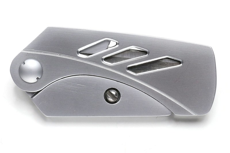 GERBERブランド品。作りがよく開閉も軽くスタイリッシュな1本です。刃の部分が長く出ている点も実用的。ですが、力を込めて使うには本体が小さく、刃の交換には小さなマイナスネジの脱着が必要など、不便さも少々。ネジ止め式の刃は、他メーカーの製品とは違って全然グラつきがないのが「さすがガーバー」って感じではありますが、どちらかと言えばコレクション向けという感じがします。