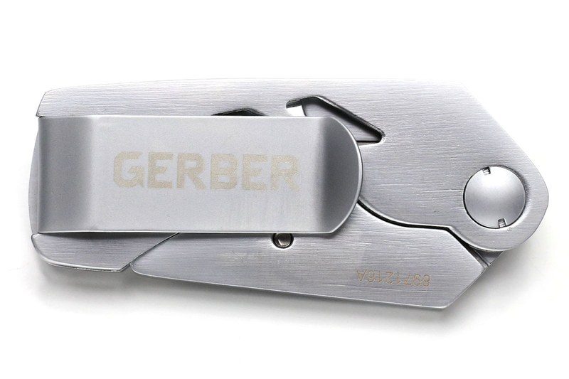 GERBERブランド品。作りがよく開閉も軽くスタイリッシュな1本です。刃の部分が長く出ている点も実用的。ですが、力を込めて使うには本体が小さく、刃の交換には小さなマイナスネジの脱着が必要など、不便さも少々。ネジ止め式の刃は、他メーカーの製品とは違って全然グラつきがないのが「さすがガーバー」って感じではありますが、どちらかと言えばコレクション向けという感じがします。