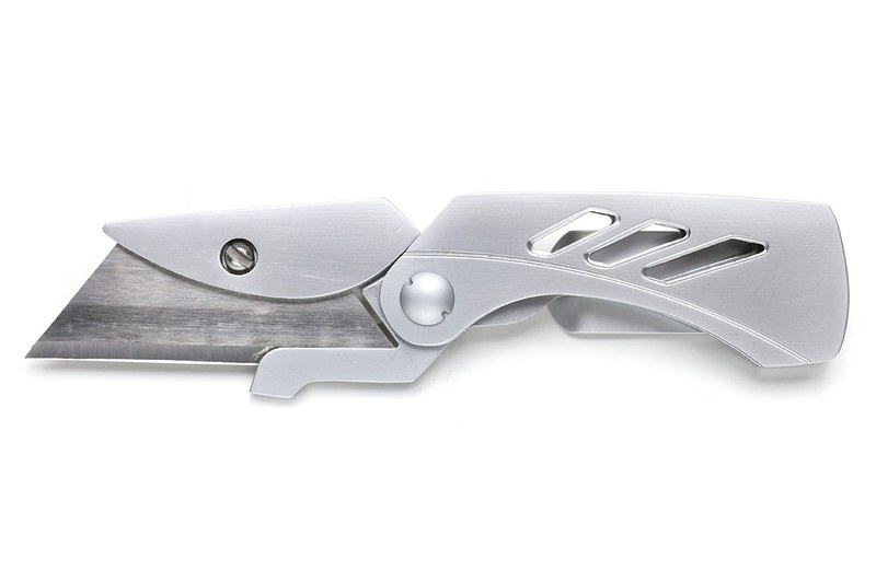 GERBERブランド品。作りがよく開閉も軽くスタイリッシュな1本です。刃の部分が長く出ている点も実用的。ですが、力を込めて使うには本体が小さく、刃の交換には小さなマイナスネジの脱着が必要など、不便さも少々。ネジ止め式の刃は、他メーカーの製品とは違って全然グラつきがないのが「さすがガーバー」って感じではありますが、どちらかと言えばコレクション向けという感じがします。