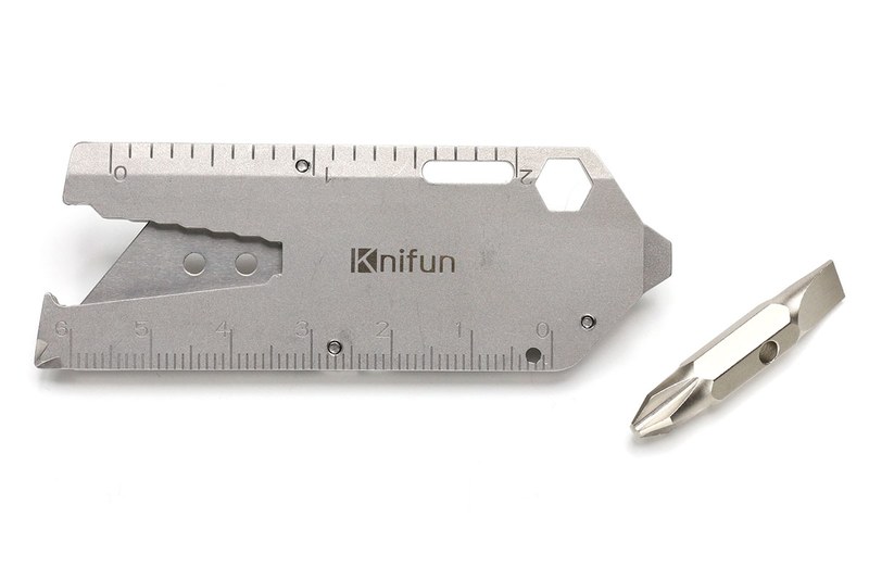 Knifunブランド品。マルチツールに加えて交換式の刃も使えるというもので、各種六角ビットを回せたり、プラス・マイナスネジを回せたり、栓抜きが使えたり、メジャーになったりします。シンプルさが魅力ですが、刃の出し入れがしにくく刃があまり出ないなど使いにくさもあり、実用性としては物足りず。写真のビットは付属品。