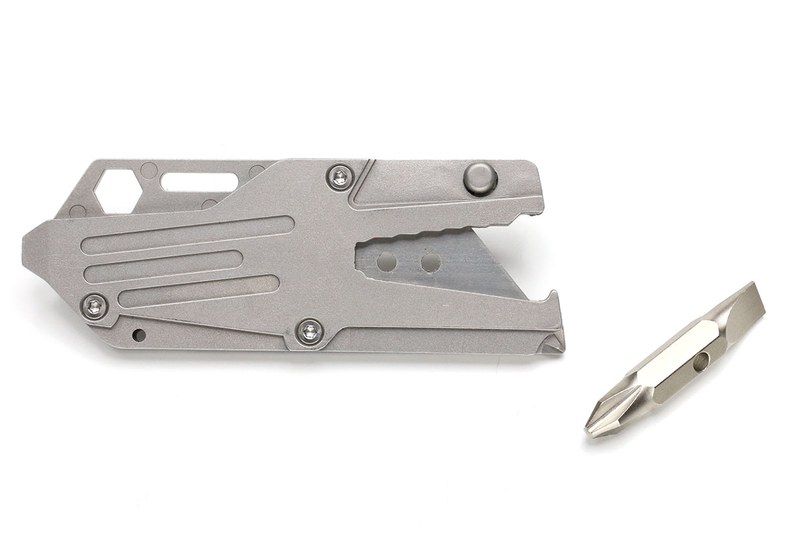 Knifunブランド品。マルチツールに加えて交換式の刃も使えるというもので、各種六角ビットを回せたり、プラス・マイナスネジを回せたり、栓抜きが使えたり、メジャーになったりします。シンプルさが魅力ですが、刃の出し入れがしにくく刃があまり出ないなど使いにくさもあり、実用性としては物足りず。写真のビットは付属品。