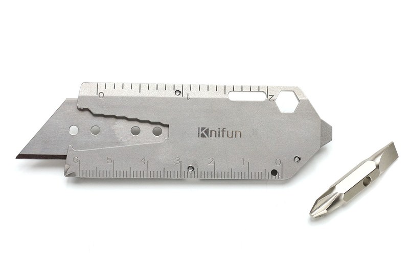 Knifunブランド品。マルチツールに加えて交換式の刃も使えるというもので、各種六角ビットを回せたり、プラス・マイナスネジを回せたり、栓抜きが使えたり、メジャーになったりします。シンプルさが魅力ですが、刃の出し入れがしにくく刃があまり出ないなど使いにくさもあり、実用性としては物足りず。写真のビットは付属品。