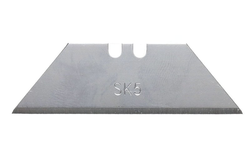 替刃は共通品です。実際はメーカー毎に微妙にサイズが違ったりしますので、ほぼ共通品という感じ。中央写真は100枚セットの替刃ですが、これで1400円くらい。左写真のような特殊な用途向けの刃も存在します。