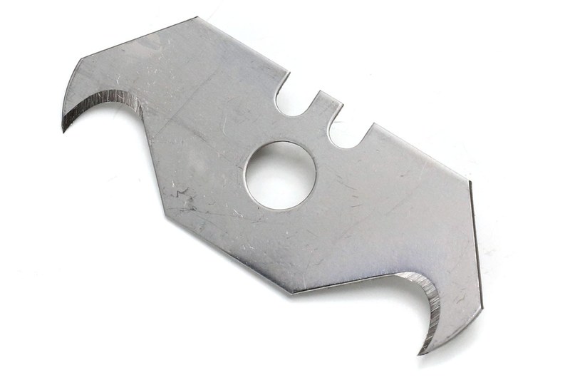 替刃は共通品です。実際はメーカー毎に微妙にサイズが違ったりしますので、ほぼ共通品という感じ。中央写真は100枚セットの替刃ですが、これで1400円くらい。左写真のような特殊な用途向けの刃も存在します。