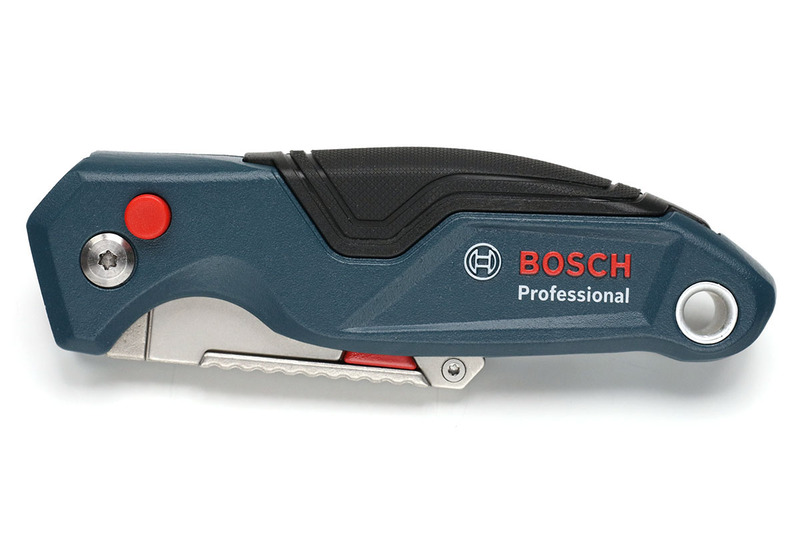 BOSCH「Professional folding knife (型番 1600A016BL)」（<a href="https://www.bosch-professional.com/gb/en/handtools/" class="strong bn" target="_blank">公式ページ</a>）。本体はアルミ製で、色やデザインも好印象。細部の仕上げもキレイです。